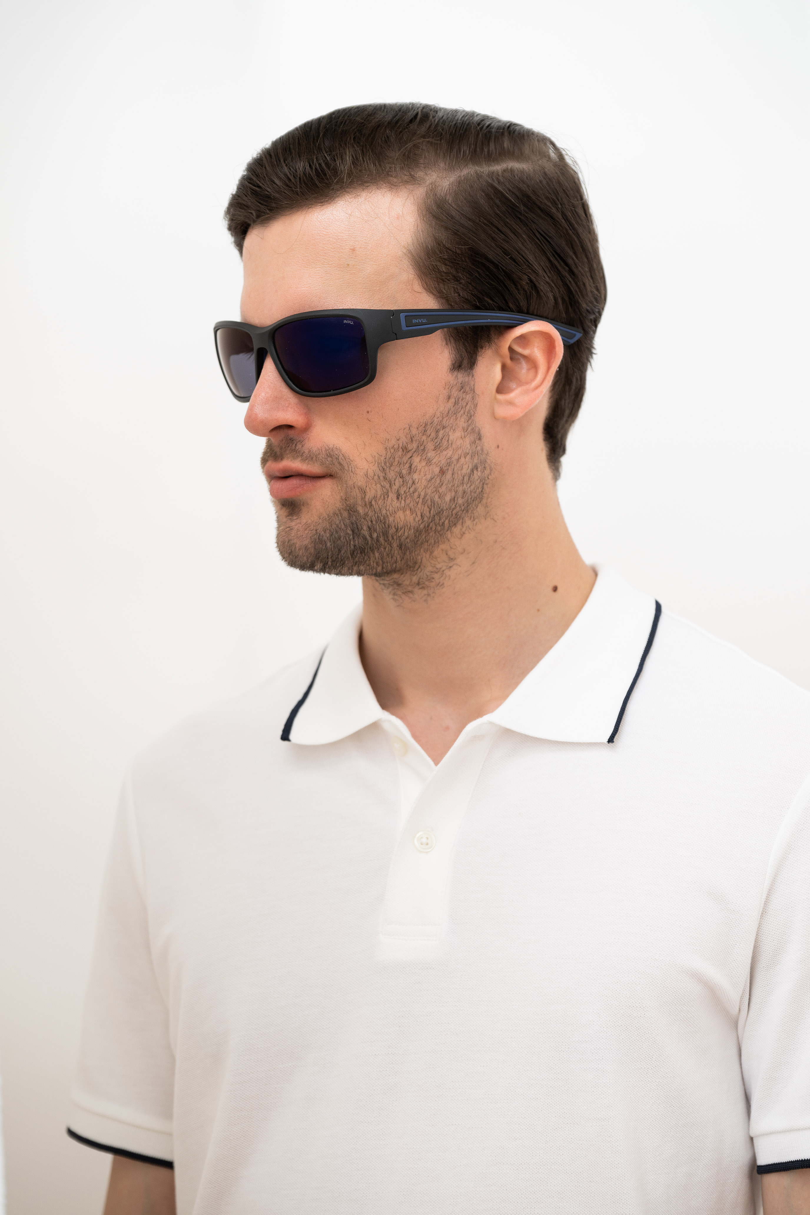 Солнцезащитные очки INVU IA22415C с чехлом 20063